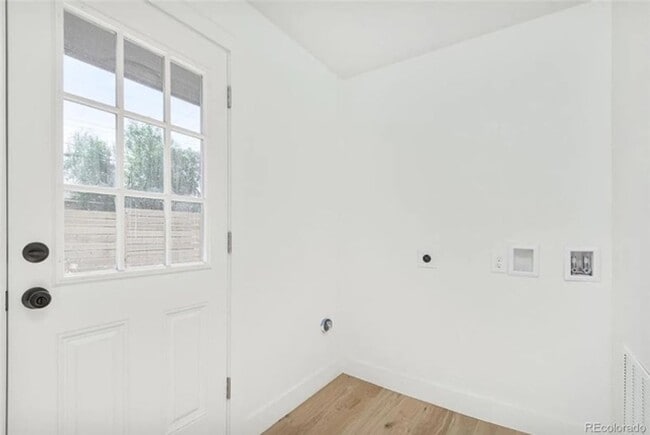 Building Photo - Recently Renovated 2Bd 1Ba Duplex with W/D and Central AC!