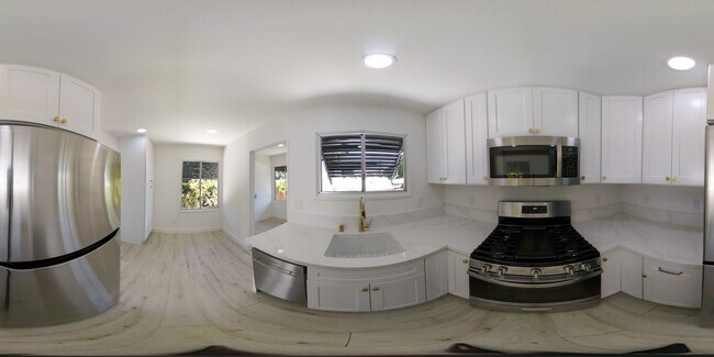 Building Photo - Beautifully Remodeled Detached 2 Bed 1 Bath Home with yard and pet friendly!