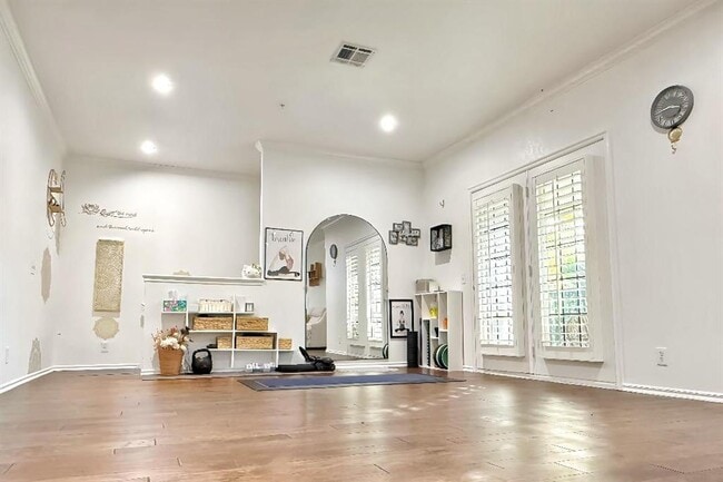 Building Photo - 6162 N Brookline Ave