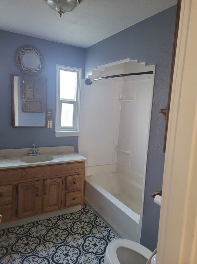 Building Photo - Supper cute 3 bedroom 1 bath house. This house has lots of charm.  The upstairs is one big bedroo...