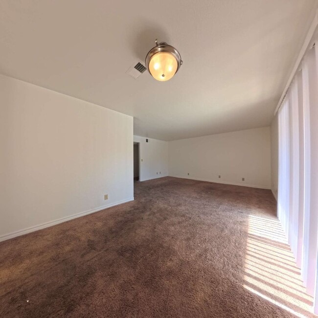 Building Photo - Gated Community | Close To The Strip | 2nd Floor Unit