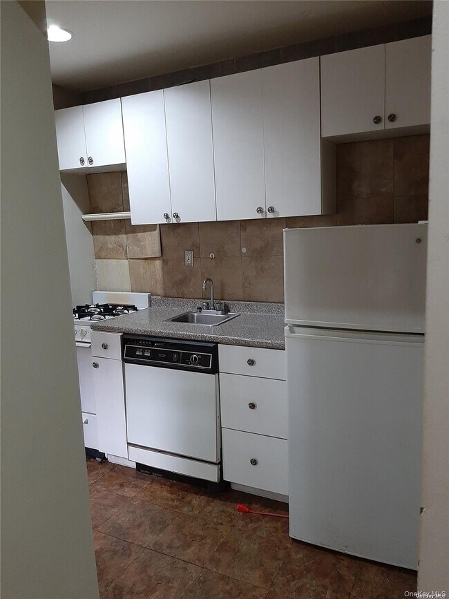 Building Photo - 1 Hillside Ave