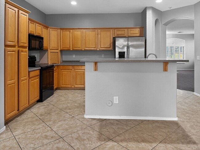 Building Photo - Single-level 4 bed, 2 bath home with tandem 3-car garage and RV gate.