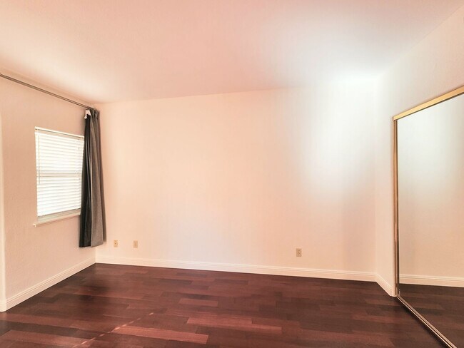 Building Photo - Spacious 3 bedroom condo