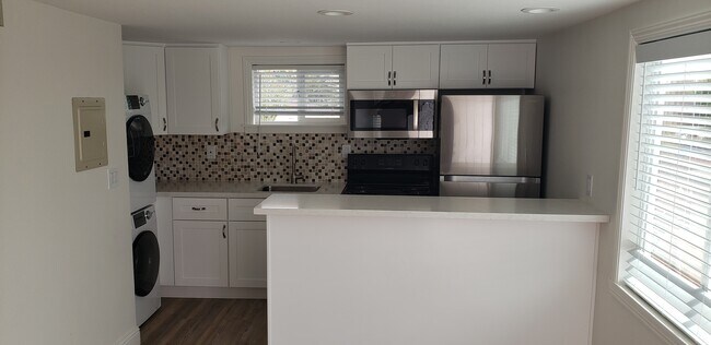 Building Photo - 331 Elm St