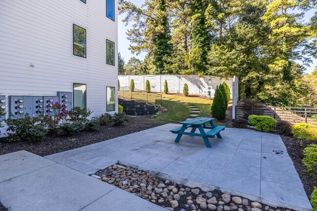 Building Photo - Top Floor 2bd/2ba Condo in East Atlanta, P...