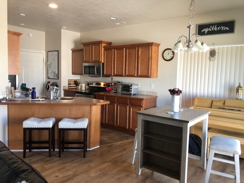 Building Photo - 1459 SW Sagebrush Ln