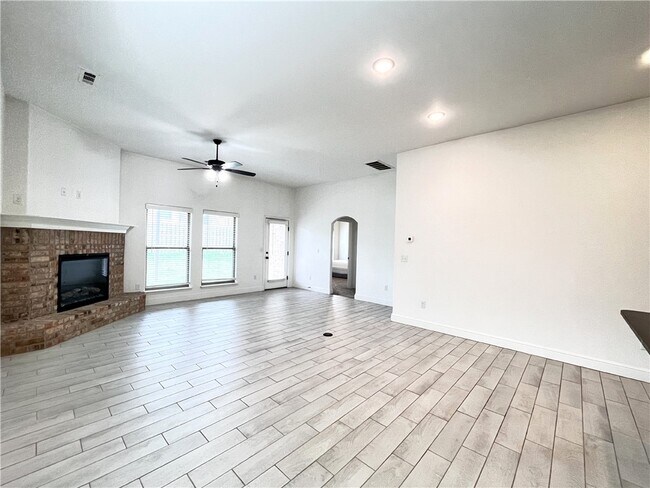 Building Photo - 5909 NW Reynolds St