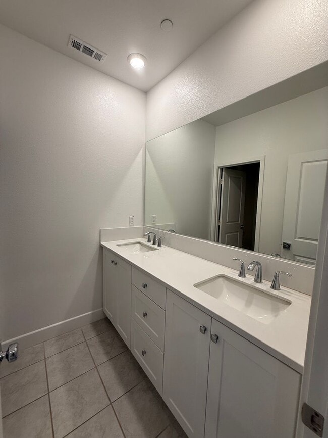 Building Photo - 3 bedroom + loft, 2 1/2 bath townhome in amazing Simi Valley location