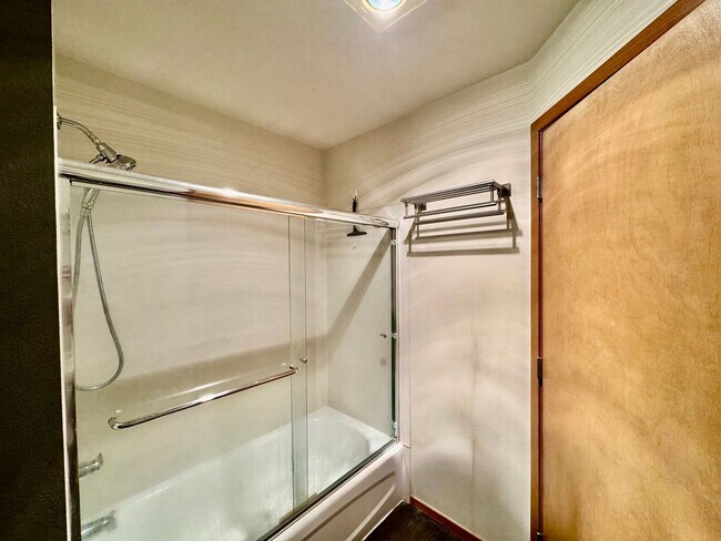 Building Photo - Studio for rent in the heart of Capitol Hill!!!!!!