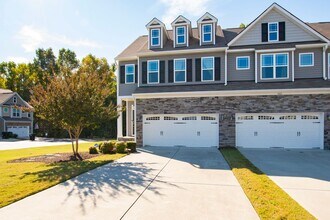 Building Photo - Bright & Spacious End-Unit Townhome in Flo...