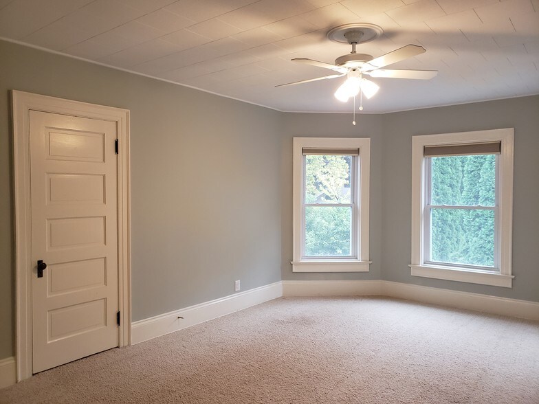 Bedroom 1 - 454 W Wisconsin Ave
