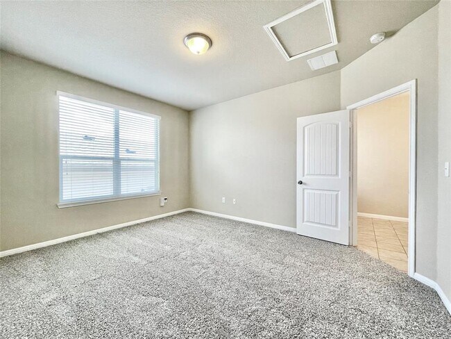 Building Photo - 415 Crater Lake Dr