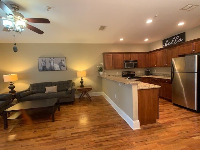 Building Photo - 415 St Francis St