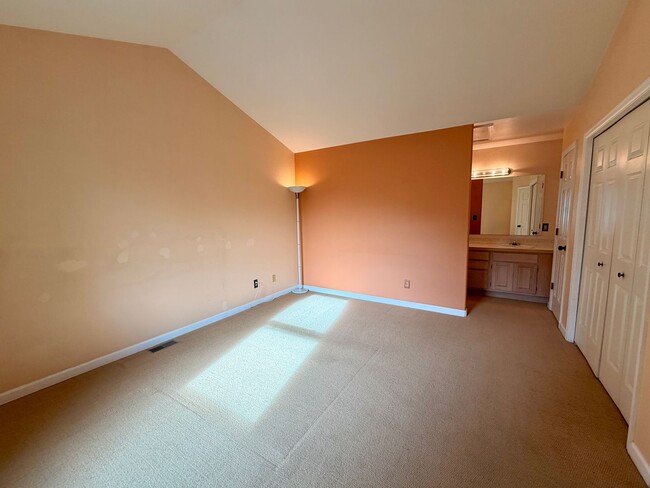 Building Photo - 5-Bed, 2.5-Bath Home Near MacIntosh Lake with Hardwood Floors, Gas Fireplace, and Finished Basement