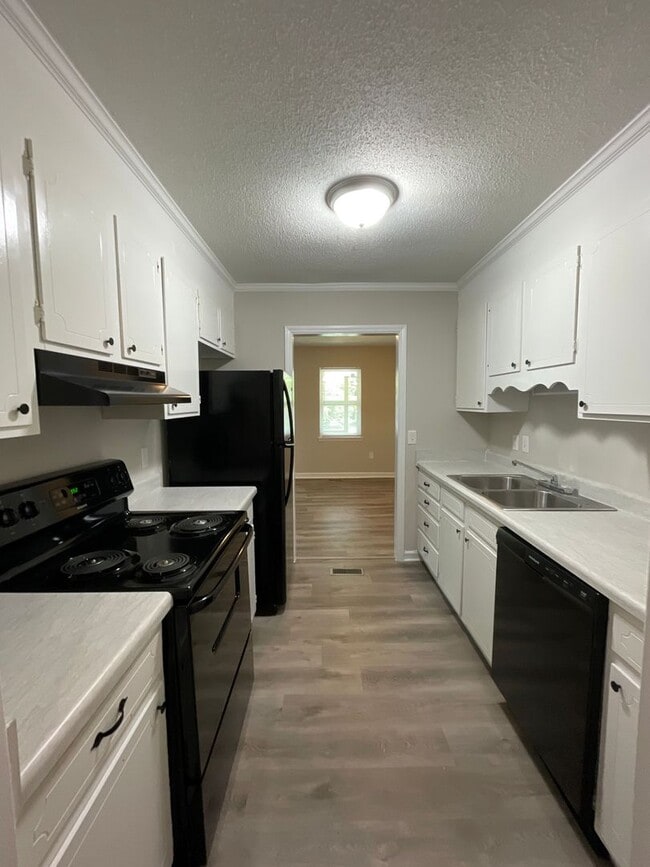 Building Photo - Great Duplex Unit Ready for YOU!