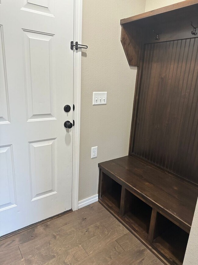 Building Photo - Your Dream 3-Bed, 2-Bath Brick Haven