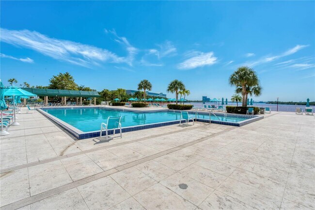 Building Photo - 500 Bayview Dr