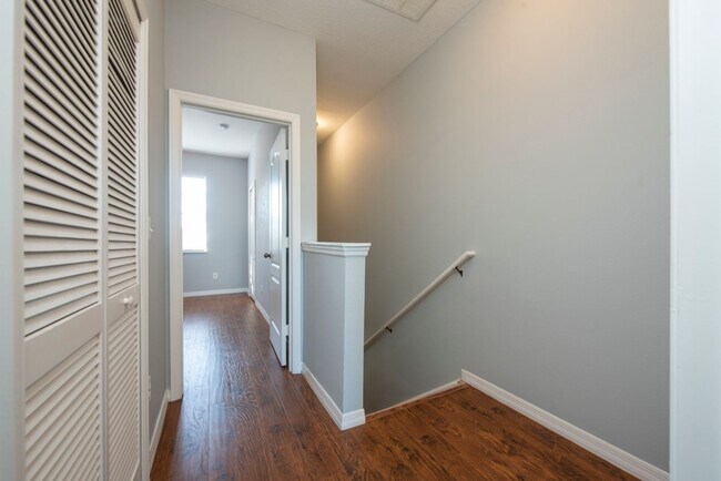 Building Photo - 2 Bedroom /2.5 bathrooms Town House. Just few minutes from Medical City.