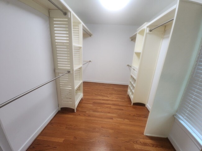 Building Photo - Incredible Spacious Home in Five Lakes!