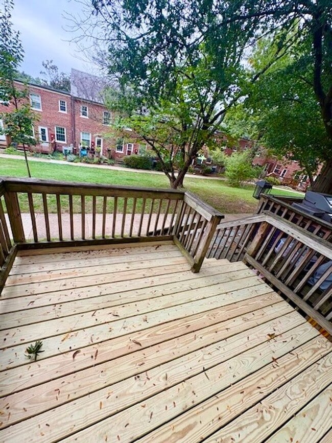 Building Photo - Updated 1BR/1BA 2-level TH in great location