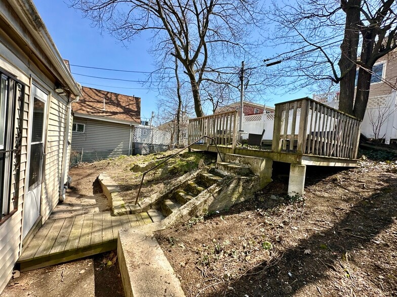 Building Photo - 386 Centre St