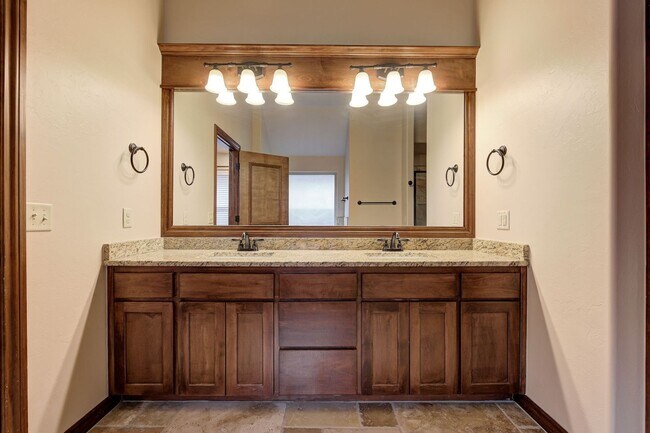 Building Photo - Beautiful & Large 4 Bed 2 Bath Home in Edmond!