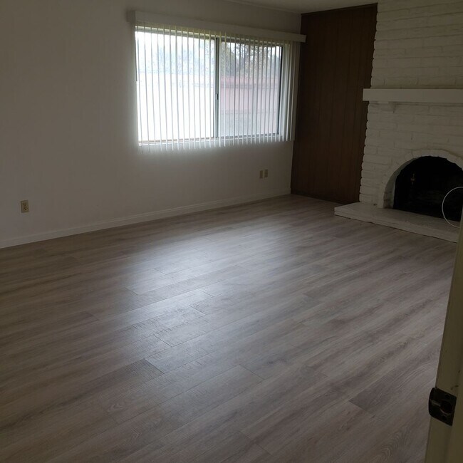 Building Photo - FANTASTIC SINGLE FAMILY RESIDENCE 4 Bedrooms, 2.5 Bathrooms HOME IN CANYON CREST!!! **((RESERVED))**