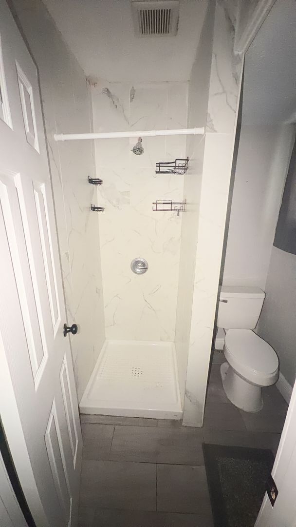 Building Photo - 3 Bedroom 2 Bath Available