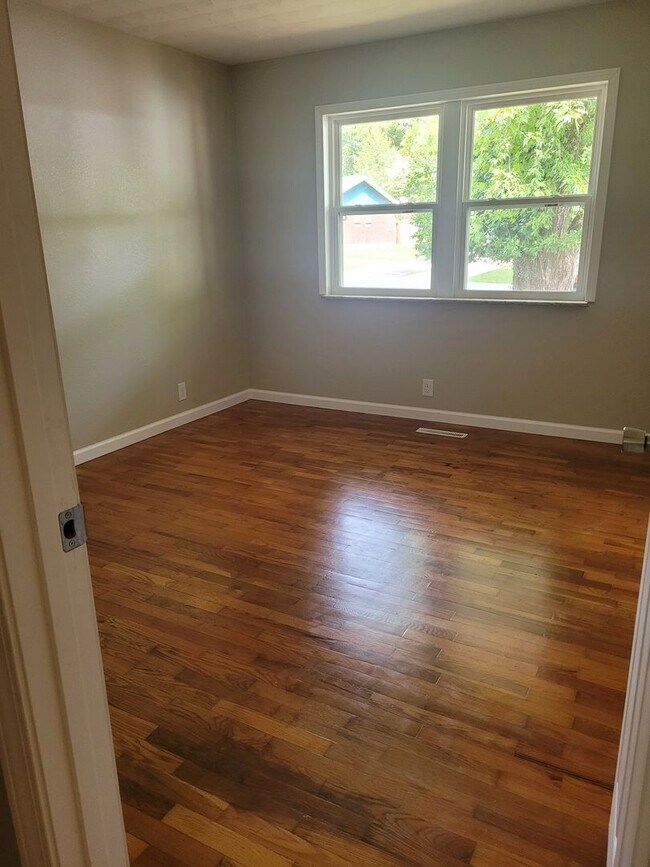 Building Photo - SPECIAL OFFER HALF OFF FIRST MONTHS RENT!!!!! AVAILABLE NOW!!!!