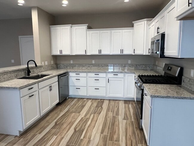 Building Photo - 3 Bedroom Home Located in El Camino Village PETS OK