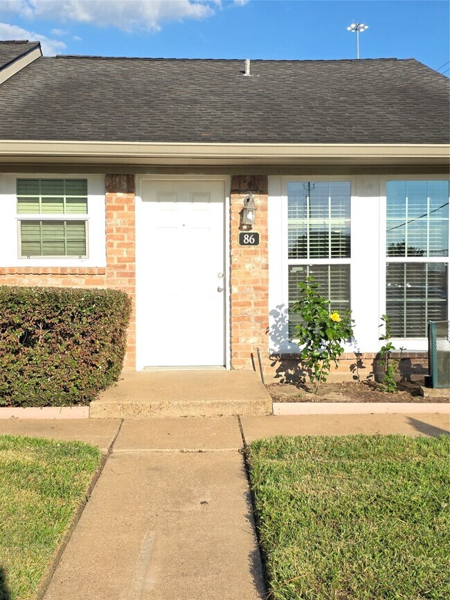 Primary Photo - 1016 E Tri Oaks Ln