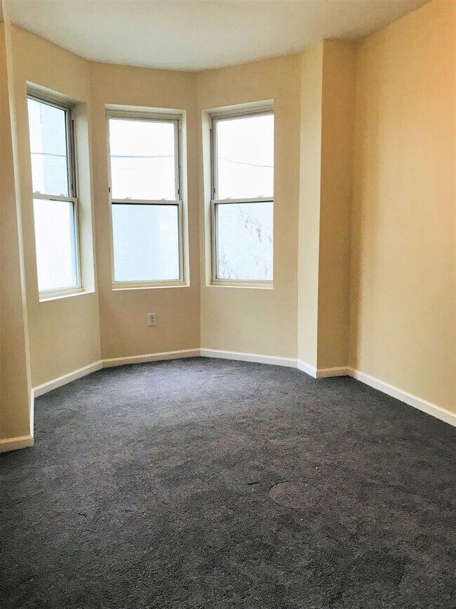 Building Photo - Gorgeous 6-Bedroom Townhouse One Block fro...