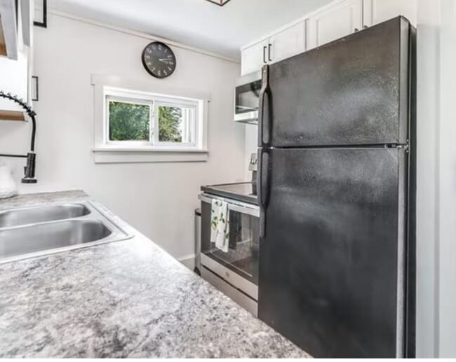 Building Photo - 263 S Quaker Ln