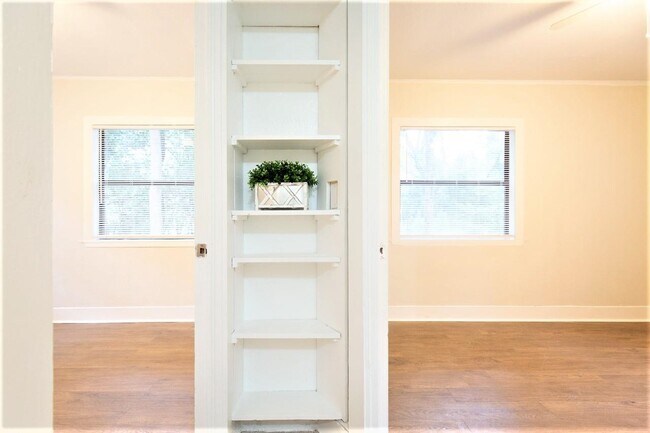 Building Photo - 205 Columbia Dr