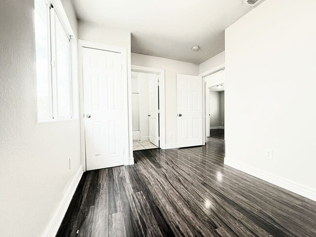 Building Photo - 844 W 54th St