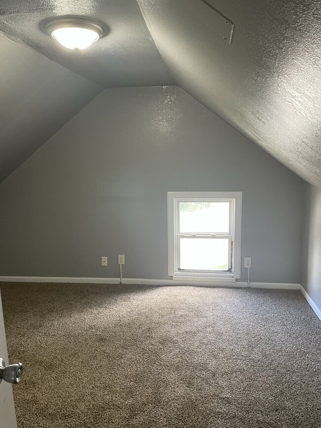 Building Photo - 1303 W Franklin (key 44)