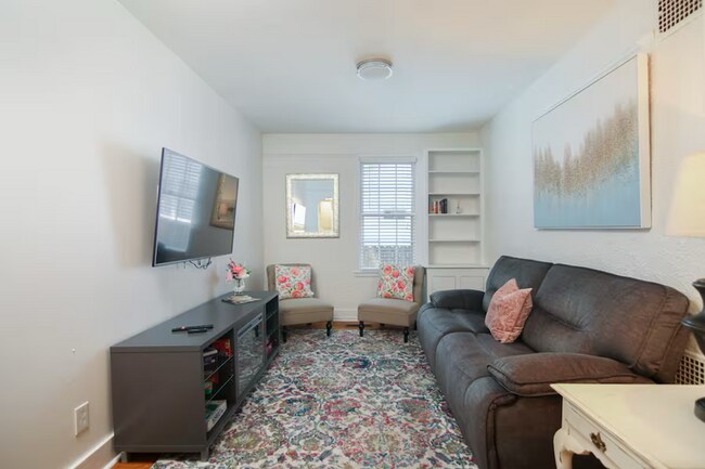 Building Photo - 426 Riverland Dr