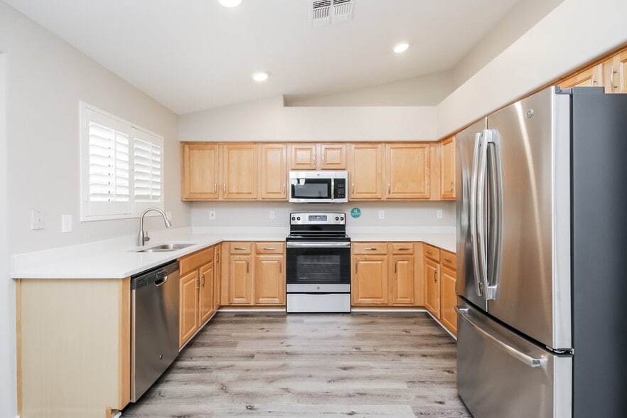 Building Photo - 2216 E Sherri Dr