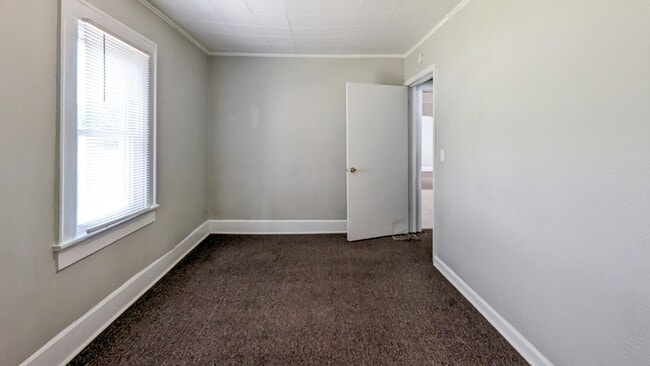 Building Photo - PRELEASING for AUGUST! Close to Campus; In-Unit Washer and Dryer