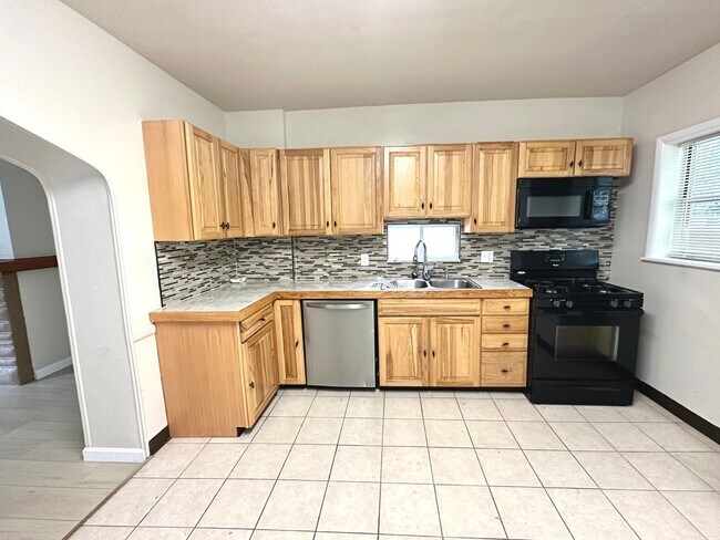 Building Photo - Adorable 2 Bed, 1.5 Bath Home in Beechview - Convenient Location, First Floor Laundry - Available...