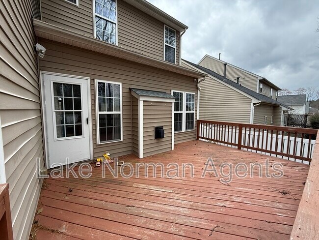 Building Photo - 15622 Troubadour Ln