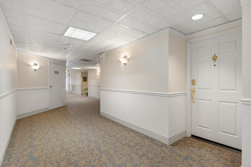 Building Photo - 1682 Circa Del Lago