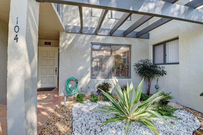 Building Photo - 5673 Fairway Park Dr