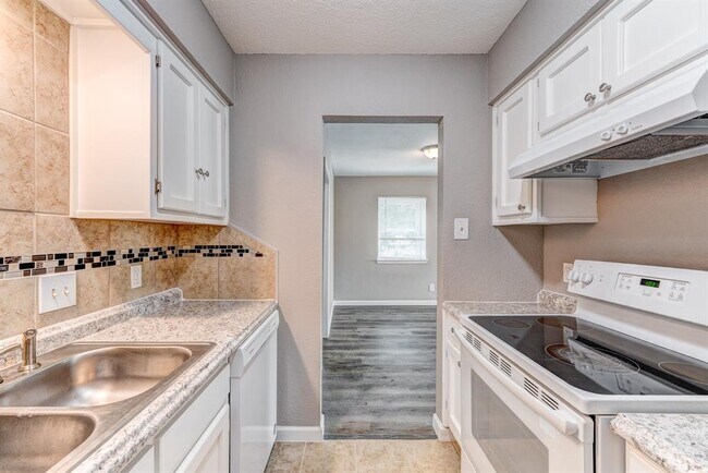 Building Photo - 521 Spring Dr