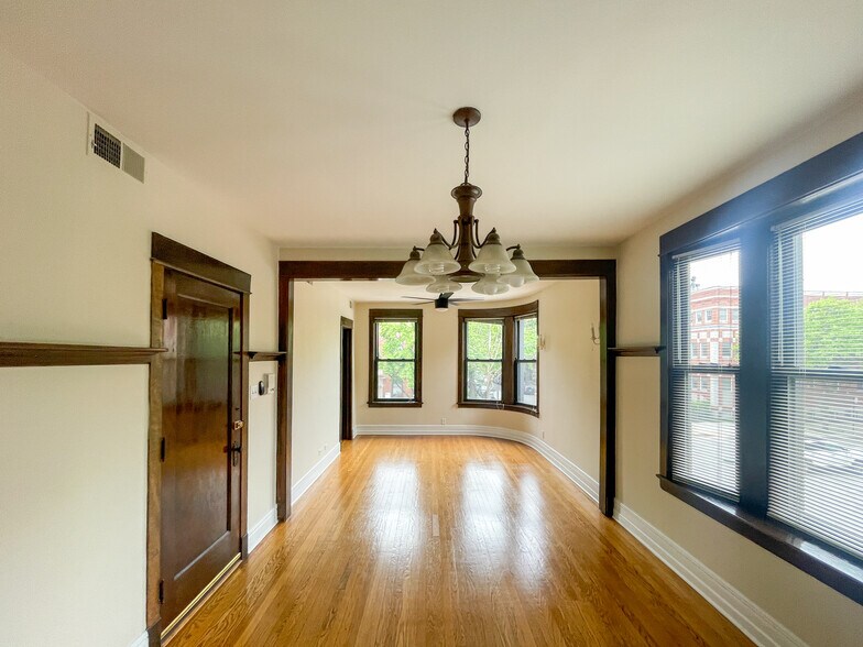Building Photo - 3857 N Southport Ave