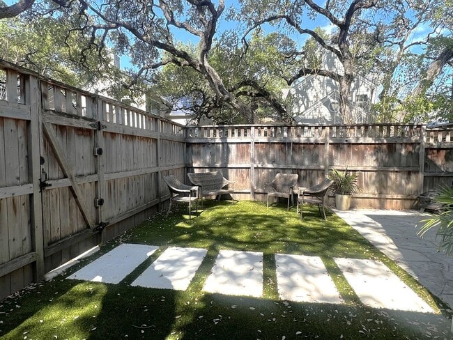 Building Photo - Furnished 3-bedroom in Travis Heights with Downtown Views!