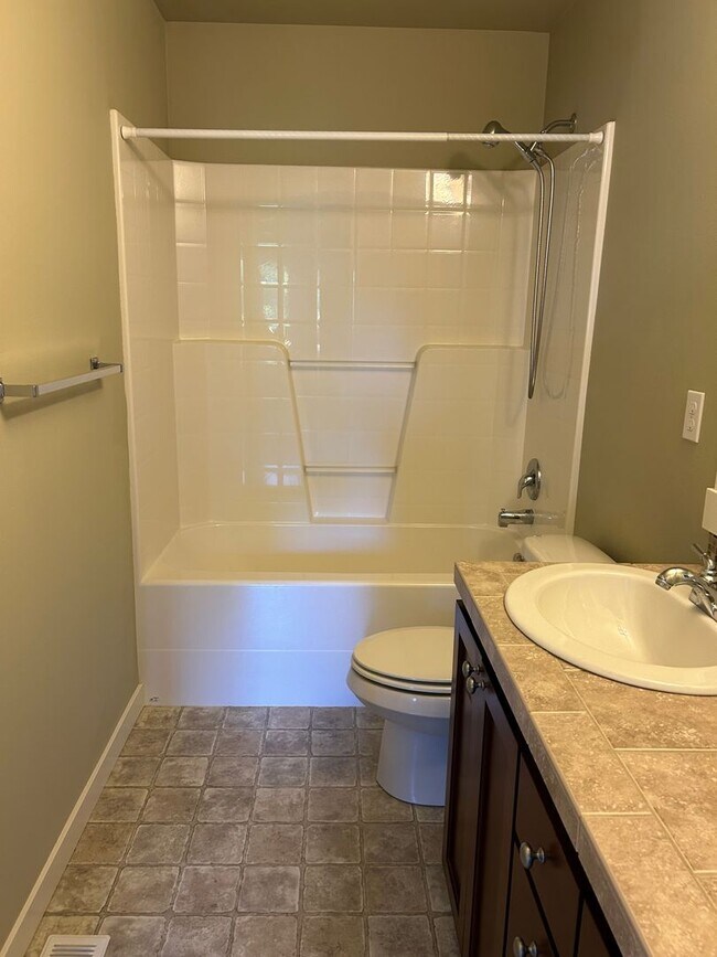 Building Photo - Newer Duvall 5 Bedroom 3 Bath Luxury Home