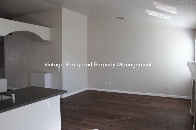 Building Photo - Recently Updated 3 Bedroom Home That Is Ready To Go!!!
