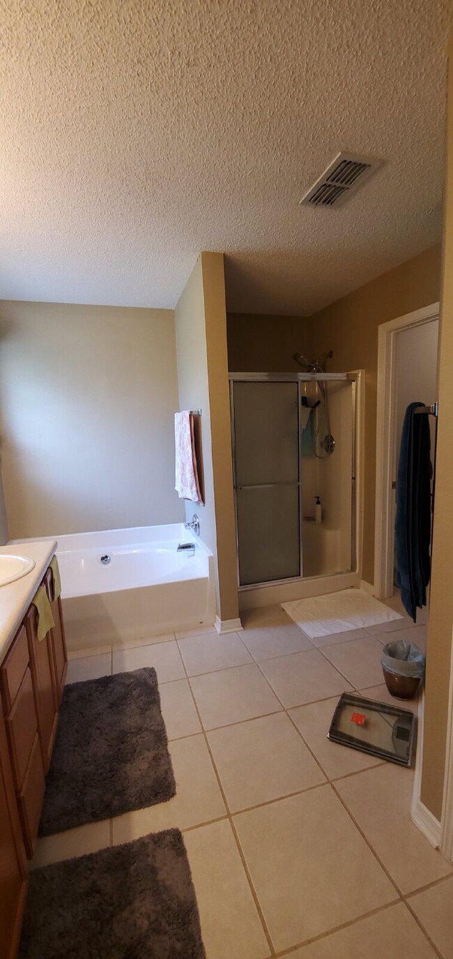 Building Photo - "Spacious 4-Bed Family Home in Milton with...